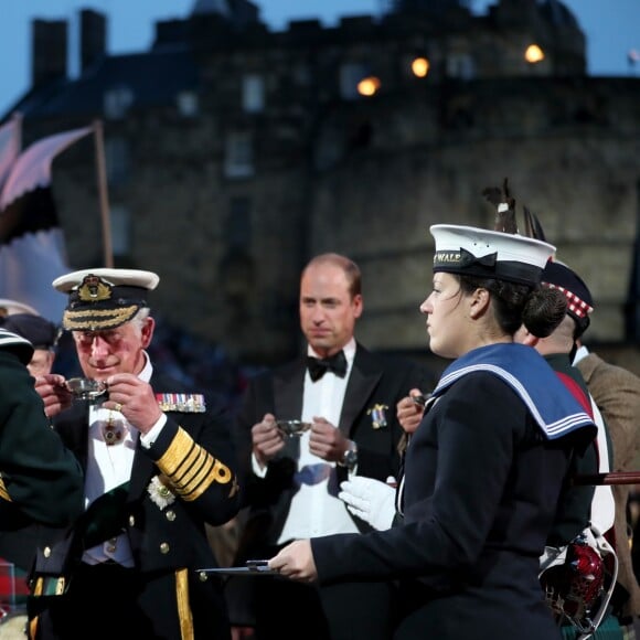 Le prince William et le prince Charles ont assisté le 16 août 2017 au Royal Edinburgh Military Tattoo, un festival international de fanfares militaires ayant lieu chaque année depuis 1950 au Château d'Edimbourg, en Écosse.