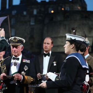 Le prince William et le prince Charles ont assisté le 16 août 2017 au Royal Edinburgh Military Tattoo, un festival international de fanfares militaires ayant lieu chaque année depuis 1950 au Château d'Edimbourg, en Écosse.