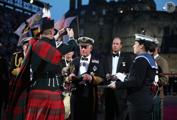 Le prince William et le prince Charles ont assisté le 16 août 2017 au Royal Edinburgh Military Tattoo, un festival international de fanfares militaires ayant lieu chaque année depuis 1950 au Château d'Edimbourg, en Écosse.