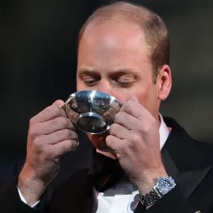 Le prince William, qui avale ici la gorgée de whisky qui lui a été remise, et le prince Charles ont assisté le 16 août 2017 au Royal Edinburgh Military Tattoo, un festival international de fanfares militaires ayant lieu chaque année depuis 1950 au Château d'Edimbourg, en Écosse.