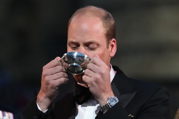 Le prince William, qui avale ici la gorgée de whisky qui lui a été remise, et le prince Charles ont assisté le 16 août 2017 au Royal Edinburgh Military Tattoo, un festival international de fanfares militaires ayant lieu chaque année depuis 1950 au Château d'Edimbourg, en Écosse.