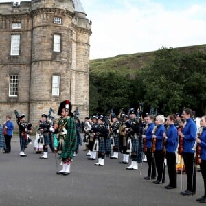 Le prince William et le prince Charles ont assisté le 16 août 2017 au Royal Edinburgh Military Tattoo, un festival international de fanfares militaires ayant lieu chaque année depuis 1950 au Château d'Edimbourg, en Écosse.