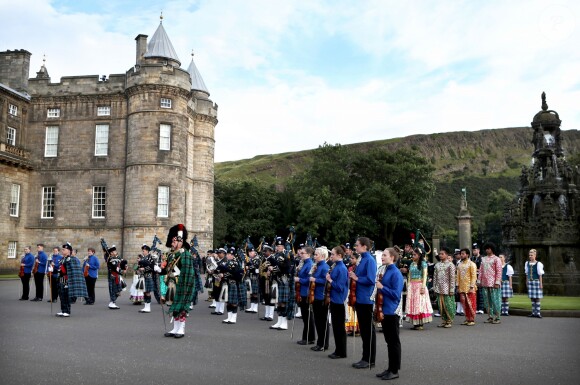Le prince William et le prince Charles ont assisté le 16 août 2017 au Royal Edinburgh Military Tattoo, un festival international de fanfares militaires ayant lieu chaque année depuis 1950 au Château d'Edimbourg, en Écosse.