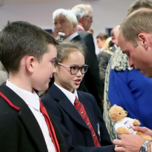 Le prince William, qui reçoit ici des ours en peluche en cadeaux pour ses enfants, et le prince Charles ont assisté le 16 août 2017 au Royal Edinburgh Military Tattoo, un festival international de fanfares militaires ayant lieu chaque année depuis 1950 au Château d'Edimbourg, en Écosse.