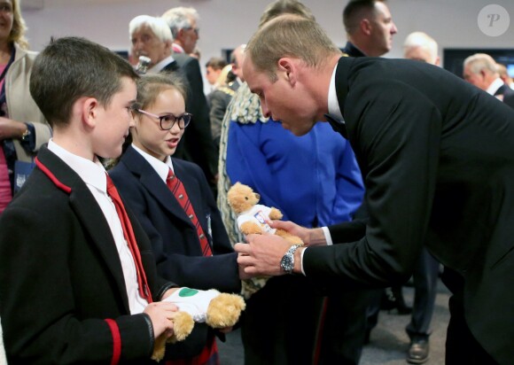 Le prince William, qui reçoit ici des ours en peluche en cadeaux pour ses enfants, et le prince Charles ont assisté le 16 août 2017 au Royal Edinburgh Military Tattoo, un festival international de fanfares militaires ayant lieu chaque année depuis 1950 au Château d'Edimbourg, en Écosse.