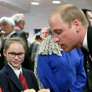 Le prince William, qui reçoit ici des ours en peluche en cadeaux pour ses enfants, et le prince Charles ont assisté le 16 août 2017 au Royal Edinburgh Military Tattoo, un festival international de fanfares militaires ayant lieu chaque année depuis 1950 au Château d'Edimbourg, en Écosse.