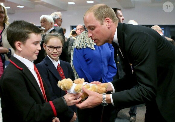 Le prince William, qui reçoit ici des ours en peluche en cadeaux pour ses enfants, et le prince Charles ont assisté le 16 août 2017 au Royal Edinburgh Military Tattoo, un festival international de fanfares militaires ayant lieu chaque année depuis 1950 au Château d'Edimbourg, en Écosse.
