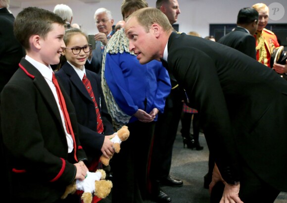 Le prince William, qui reçoit ici des ours en peluche en cadeaux pour ses enfants, et le prince Charles ont assisté le 16 août 2017 au Royal Edinburgh Military Tattoo, un festival international de fanfares militaires ayant lieu chaque année depuis 1950 au Château d'Edimbourg, en Écosse.