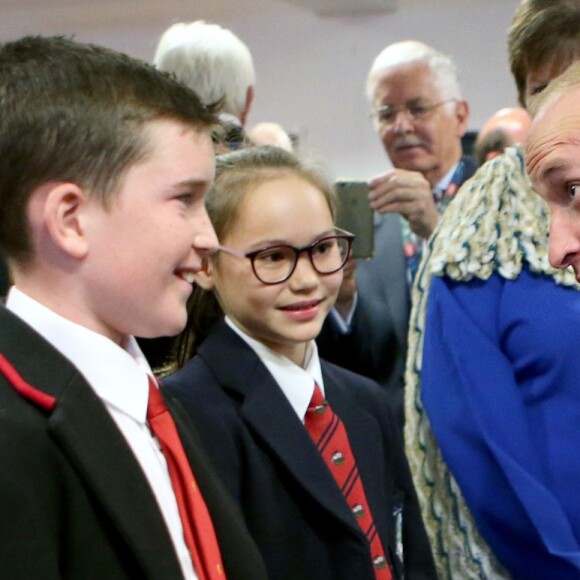 Le prince William, qui reçoit ici des ours en peluche en cadeaux pour ses enfants, et le prince Charles ont assisté le 16 août 2017 au Royal Edinburgh Military Tattoo, un festival international de fanfares militaires ayant lieu chaque année depuis 1950 au Château d'Edimbourg, en Écosse.