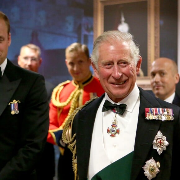 Le prince William et le prince Charles ont assisté le 16 août 2017 au Royal Edinburgh Military Tattoo, un festival international de fanfares militaires ayant lieu chaque année depuis 1950 au Château d'Edimbourg, en Écosse.