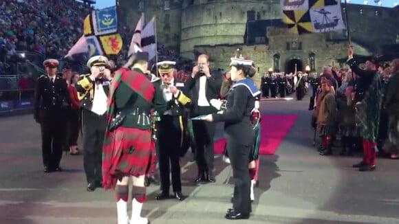 Le prince Charles et le prince William ont été invités à boire une gorgée de whisky en ouverture des festivités du Royal Edinburgh Military Tattoo, le 16 août 2017 à Edimbourg.