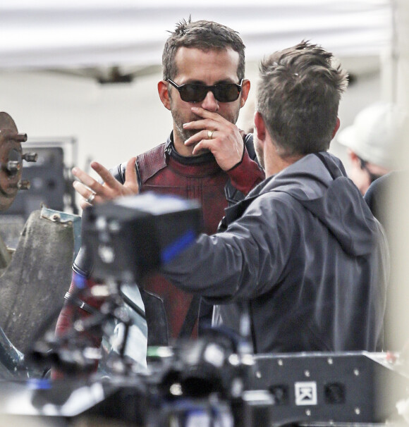 Ryan Reynolds, lunettes de soleil sur le nez, sur le tournage de "Deadpool 2" à Vancouver, le 16 août 2017.