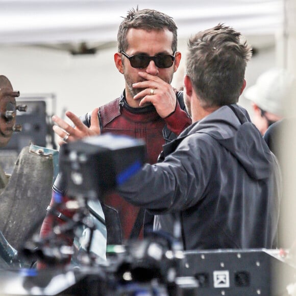 Ryan Reynolds, lunettes de soleil sur le nez, sur le tournage de "Deadpool 2" à Vancouver, le 16 août 2017.