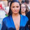Demi Lovato porte un ensemble pyjama bleu électrique dans les rues de New York, le 17 août 2017