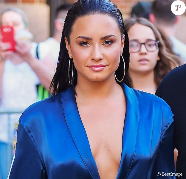 Demi Lovato porte un ensemble pyjama bleu électrique dans les rues de New York, le 17 août 2017