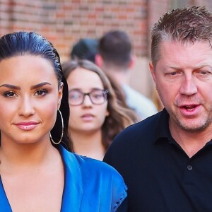 Demi Lovato porte un ensemble pyjama bleu électrique dans les rues de New York, le 17 août 2017