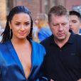 Demi Lovato porte un ensemble pyjama bleu électrique dans les rues de New York, le 17 août 2017