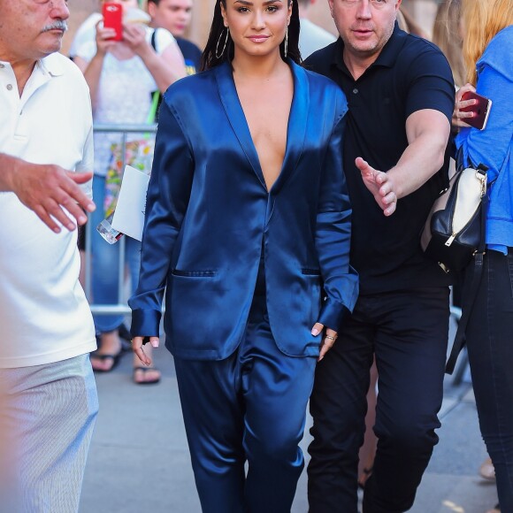 Demi Lovato porte un ensemble pyjama bleu électrique dans les rues de New York, le 17 août 2017