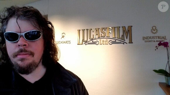 Jeremy Lind­holm pose dans les locaux de LucasFilm