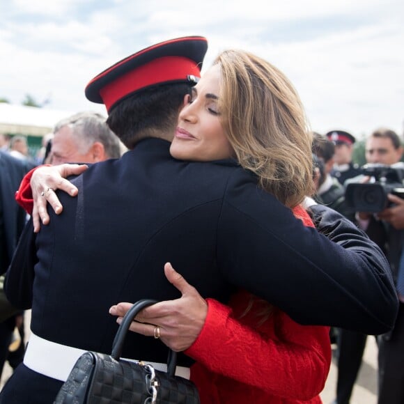 Le prince héritier Hussein de Jordanie, ici étreint par sa mère la reine Rania, est sorti de l'Académie militaire royale de Sandhurst, à Camberley dans le Berkshire, le 11 août 2011. Ses parents le roi Abdullah II de Jordanie, qui représentait la reine Elizabeth II pour la parade de sortie, sa mère la reine Rania, ses soeurs les princesses Iman et Salma ainsi que son frère le prince Hashem étaient tous présents.