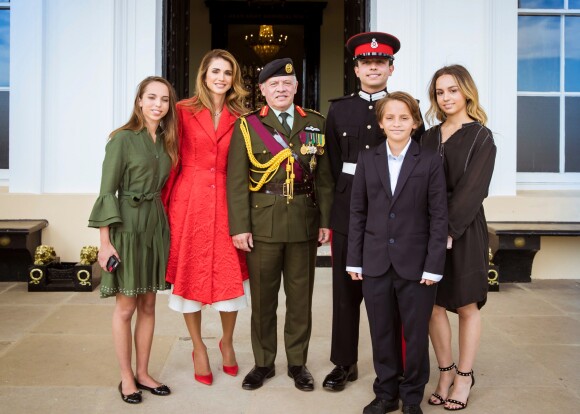 Le prince héritier Hussein de Jordanie pouvait compter sur la présence de toute sa famille - ses parents le roi Abdullah II de Jordanie, qui représentait la reine Elizabeth II pour la parade de sortie, et sa mère la reine Rania, ses soeurs les princesses Iman et Salma ainsi que son frère le prince Hashem - pour sa parade de sortie de l'Académie militaire royale de Sandhurst, à Camberley dans le Berkshire, le 11 août 2011. 
