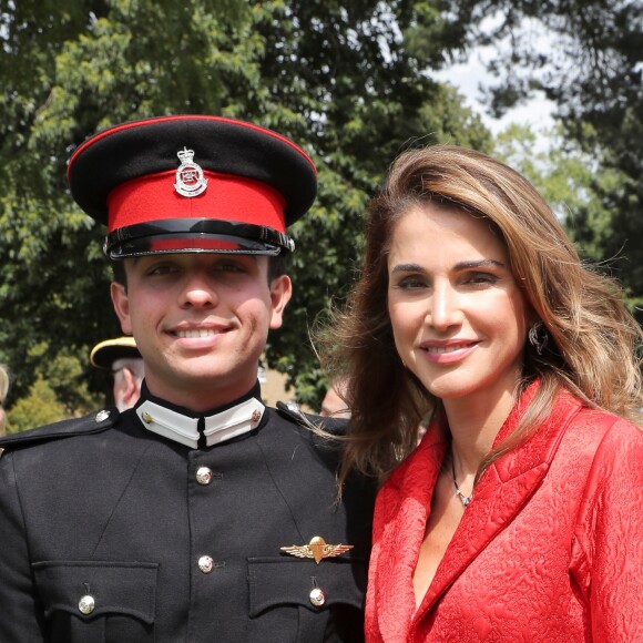 Rania de Jordanie pose fièrement avec son fils le prince héritier Hussein de Jordanie, qui est sorti de l'Académie militaire royale de Sandhurst, à Camberley dans le Berkshire, le 11 août 2011. Ses parents le roi Abdullah II de Jordanie, qui représentait la reine Elizabeth II pour la parade de sortie, sa mère la reine Rania, ses soeurs les princesses Iman et Salma ainsi que son frère le prince Hashem étaient tous présents.