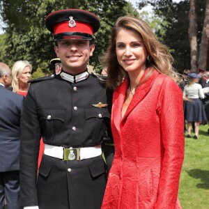 Rania de Jordanie pose fièrement avec son fils le prince héritier Hussein de Jordanie, qui est sorti de l'Académie militaire royale de Sandhurst, à Camberley dans le Berkshire, le 11 août 2011. Ses parents le roi Abdullah II de Jordanie, qui représentait la reine Elizabeth II pour la parade de sortie, sa mère la reine Rania, ses soeurs les princesses Iman et Salma ainsi que son frère le prince Hashem étaient tous présents.