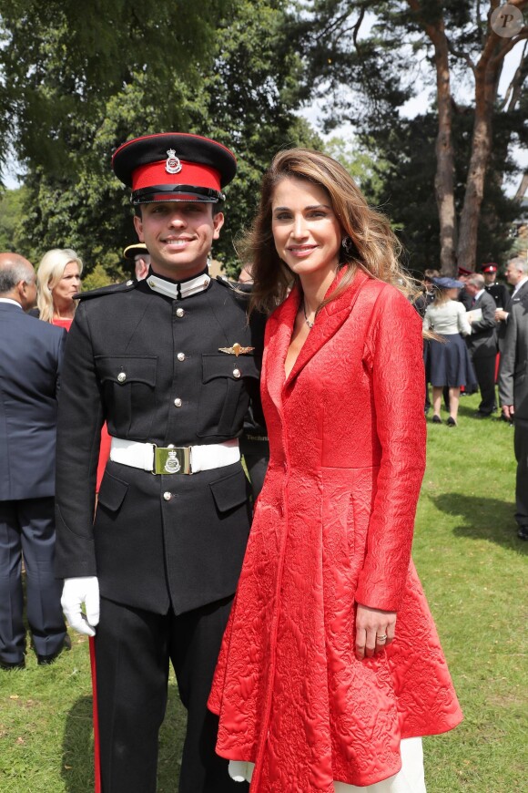 Rania de Jordanie pose fièrement avec son fils le prince héritier Hussein de Jordanie, qui est sorti de l'Académie militaire royale de Sandhurst, à Camberley dans le Berkshire, le 11 août 2011. Ses parents le roi Abdullah II de Jordanie, qui représentait la reine Elizabeth II pour la parade de sortie, sa mère la reine Rania, ses soeurs les princesses Iman et Salma ainsi que son frère le prince Hashem étaient tous présents.