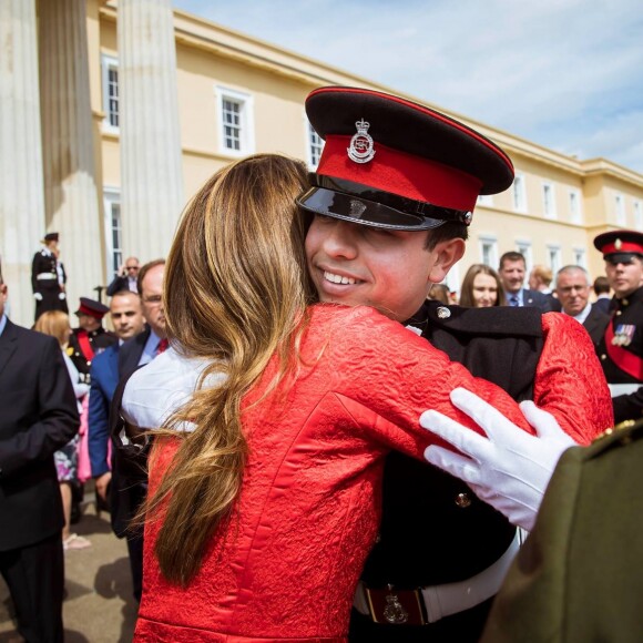 Le prince héritier Hussein de Jordanie, ici étreint par sa mère la reine Rania, est sorti de l'Académie militaire royale de Sandhurst, à Camberley dans le Berkshire, le 11 août 2011. Ses parents le roi Abdullah II de Jordanie, qui représentait la reine Elizabeth II pour la parade de sortie, sa mère la reine Rania, ses soeurs les princesses Iman et Salma ainsi que son frère le prince Hashem étaient tous présents.