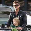 Exclusif - Robin Thicke laisse apparaitre ses fesses lorsqu'il charge ses courses dans sa voiture avec son fils Julian à Malibu le 3 novembre 2015.