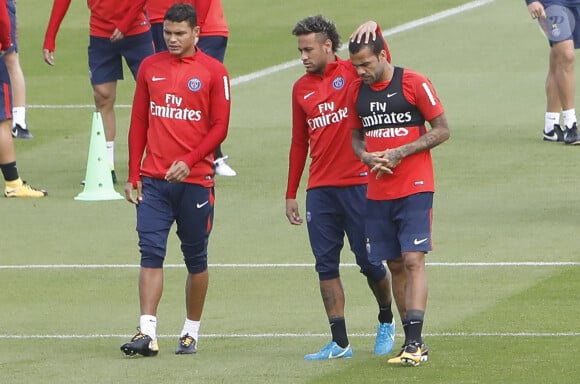 Thiago Silva, Neymar Jr. et Dani Alves - Premier entraînement de Neymar Jr. avec le Paris Saint-Germain au Camp des Loges à Saint-Germain-en-Laye, France, le 11 août 2017. © Marc Ausset-Lacroix/Bestimage
