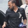 Exclusif - Dani (Daniel) Alves, nouvelle recrue du PSG arrive avec son maillot dans les mains à l'hôtel Royal Monceau à Paris le 2 août 2017