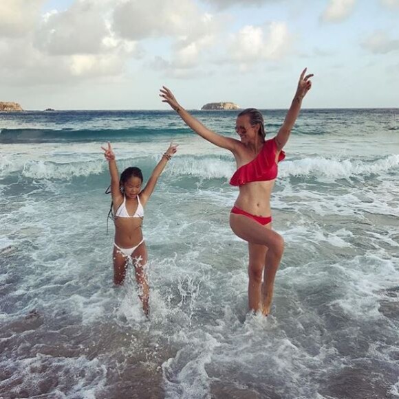Laeticia Hallyday en vacances à Saint-Barthélémy avec ses filles Jade et Joy. Août 2017.