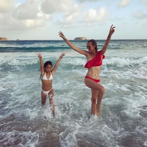 Laeticia Hallyday en vacances à Saint-Barthélémy avec ses filles Jade et Joy. Août 2017.