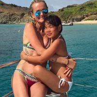 Laeticia Hallyday divine en bikini : Elle s'amuse à la plage avec Jade et Joy