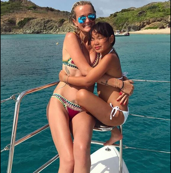 Laeticia Hallyday en vacances à Saint-Barthélémy avec ses filles Jade et Joy. 2 août 2017.