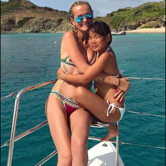 Laeticia Hallyday en vacances à Saint-Barthélémy avec ses filles Jade et Joy. 2 août 2017.