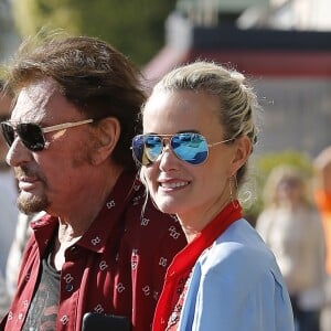 Johnny Hallyday avec sa femme Laeticia, leurs filles Jade et Joy, Marie Poniatowski avec son mari Pierre Rambaldi et leur fille Tess, à Santa Monica, le 1er avril 2017.