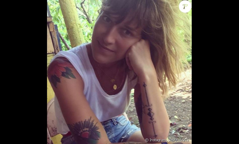 daphn-b-rki-pose-avec-ses-tatouages-la-fin-de-ses-vacances