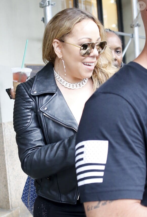Mariah Carey sort de son appartement à New York, le 18 août 2017.