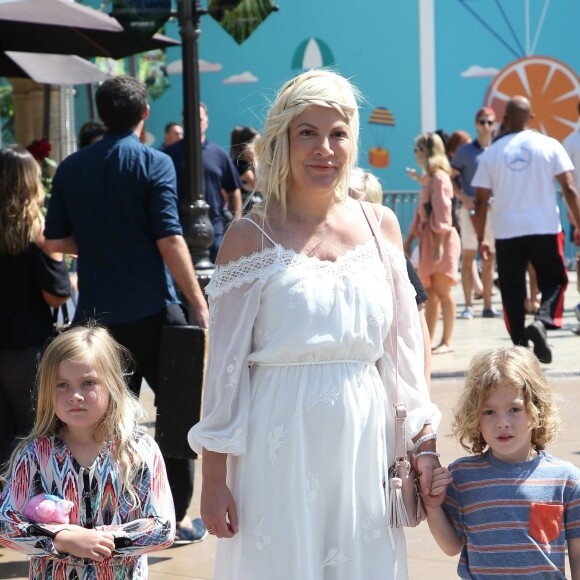 Tori Spelling et ses enfants Stella, Liam, Hattie et Finn à la première de "Leap !" au Pacific Theater de The Grove à Los Angeles, le 19 août 2017.