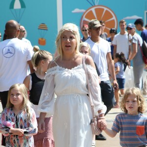 Tori Spelling et ses enfants Stella, Liam, Hattie et Finn à la première de "Leap !" au Pacific Theater de The Grove à Los Angeles, le 19 août 2017.