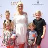 Tori Spelling et ses enfants Stella, Liam, Hattie et Finn à la première de "Leap !" au Pacific Theater de The Grove à Los Angeles, le 19 août 2017.