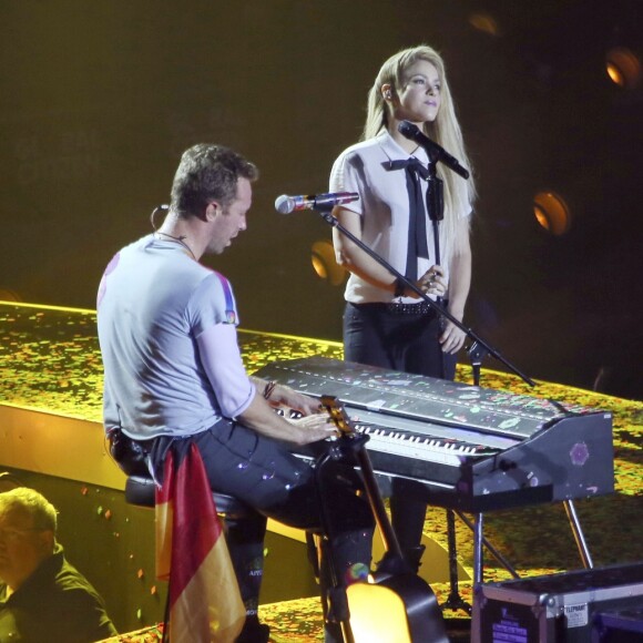 Chris Martin du groupe Coldplay et Shakira sur la scène de la Barclaycard Arena lors du Global Citizen Festival à Hambourg, le 6 juillet 2017. © Future-Image via Zuma Press/Bestimage