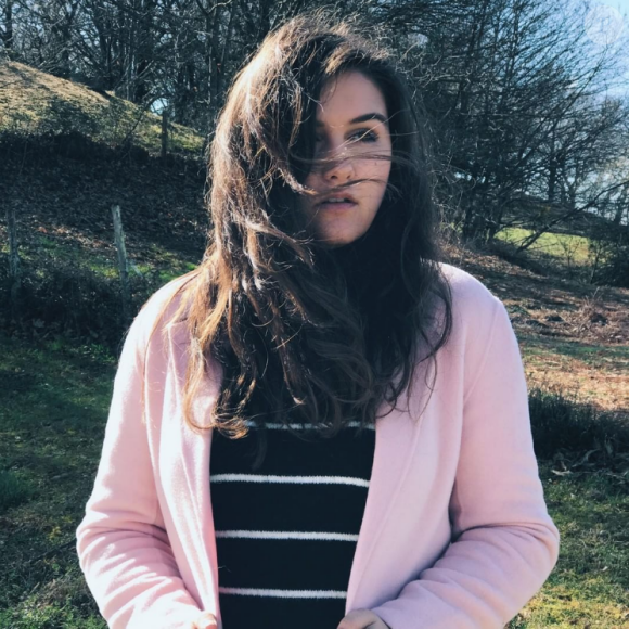 Léa de la chaîne YouTube Je ne suis pas jolie a dévoilé sa grossesse.