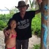 Johnny Hallyday pose avec sa fille Jade à Saint-Barthélemy, à l'occasion de son 13e anniversaire, le 3 août 2017.