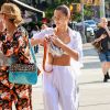 Bella Hadid, toute de blanc vêtue, se promène dans les rues de New York. Le 24 août 2017.