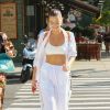 Bella Hadid, toute de blanc vêtue, se promène dans les rues de New York. Le 24 août 2017.