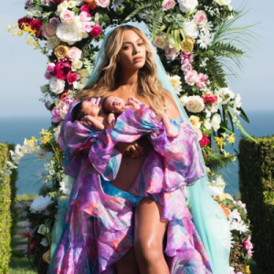 Beyoncé pose avec ses jumeaux, Sir Carter et Rumi. Juillet 2017