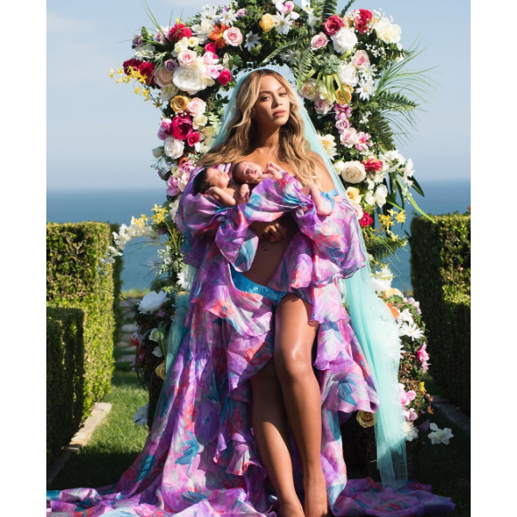 Beyoncé pose avec ses jumeaux, Sir Carter et Rumi. Juillet 2017